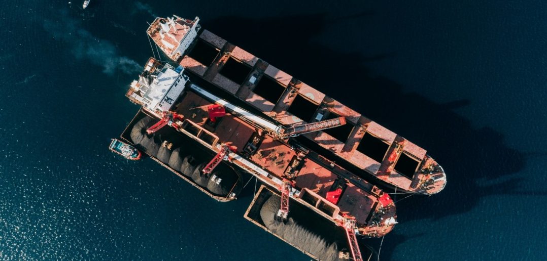 Φόρτωση bulk carrier από φορτηγίδες με την ενδιάμεση χρήση transloader.